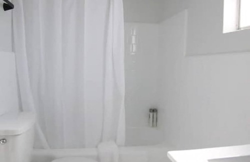Fillmore Apartment | Fillmore Lodge: Cozy 1-Queen Room at a BEST Price