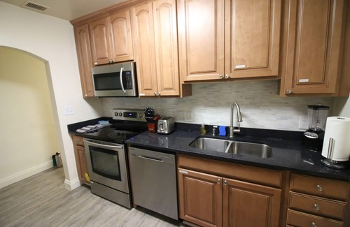 Little Ranches Apartment | Fillmore Suite A: Spacious/Laundry/2br/Gourmet Kitchen/Wi-Fi/OLED 55" TV