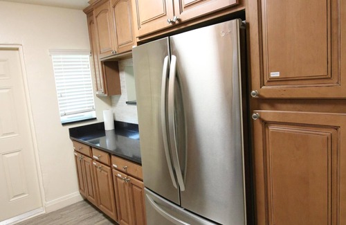 Little Ranches Apartment | Fillmore Suite A: Spacious/Laundry/2br/Gourmet Kitchen/Wi-Fi/OLED 55" TV