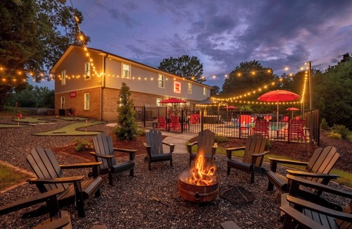 Barium Springs House | "Final Frontier"- Pool, Hot Tub, Pickleball, Basketball, Pond, Arcade, Putt Putt