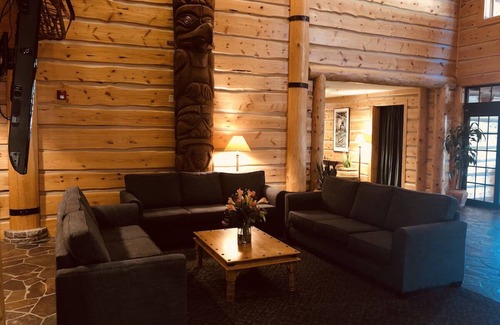 Vancouver Hotel | Find Comfort in Our Spacious Rooms w/Cozy Lodge Atmosphere