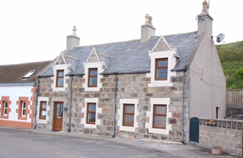 Buckie House | Findochty, Beachfront Cottage, 5 The Hythe, fisherman’s cottage on the seashore