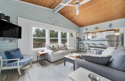 Hatteras Island Cottage | Finlandia: 3BR Avon cottage. Dog-friendly - steps from pristine beach!