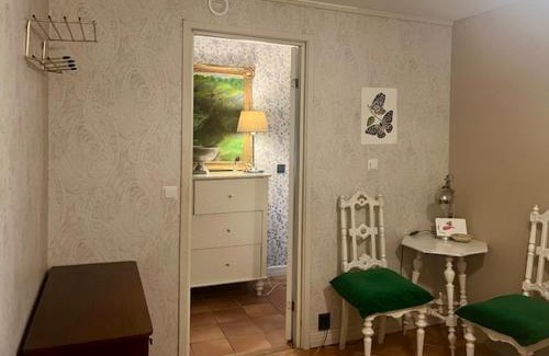 Bastad House | Fint litet rum med dubbelsäng utan fönster i härlig Båstad villa aaa-läge med terass