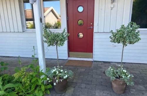 Bastad House | Fint litet rum med dubbelsäng utan fönster i härlig Båstad villa aaa-läge med terass