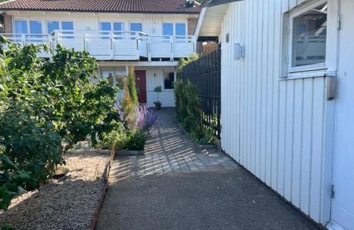 Bastad House | Fint litet rum med dubbelsäng utan fönster i härlig Båstad villa aaa-läge med terass