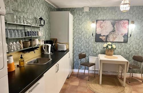 Bastad House | Fint litet rum med dubbelsäng utan fönster i härlig Båstad villa aaa-läge med terass