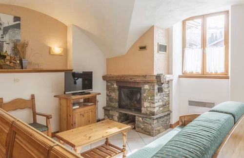 Saint-Marcel Apartment | Fireplace or stove, parking, tv, ski locker, 60m², Saint Martin de Belleville