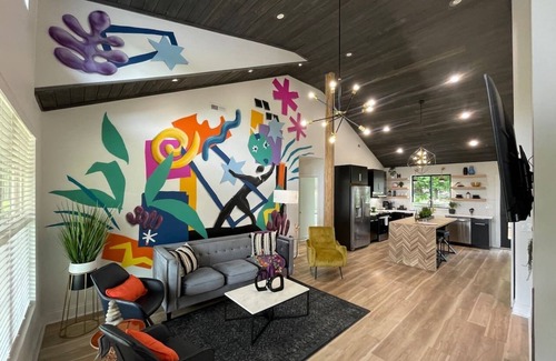 Cramerton House | fire pit+corn hole+bikes+kayaks+gym+golf pass | Art inspired retreat