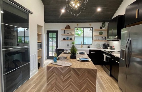 Cramerton House | fire pit+corn hole+bikes+kayaks+gym+golf pass | Art inspired retreat
