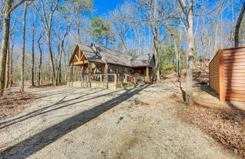 Rusk House | Fire Pit, Deck and Grill Charming Rusk Cabin!