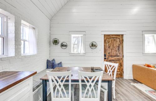 Rusk House | Fire Pit, Deck and Grill Charming Rusk Cabin!