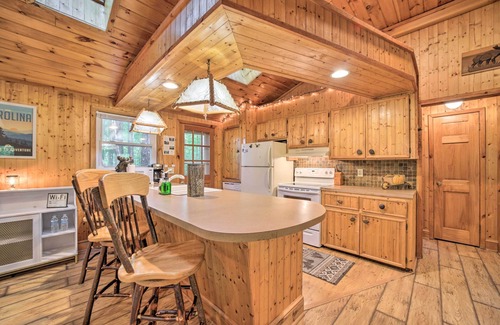 Lake Toxaway Cabin | Fire Pit & Grill: Cozy Cabin in Lake Toxaway!