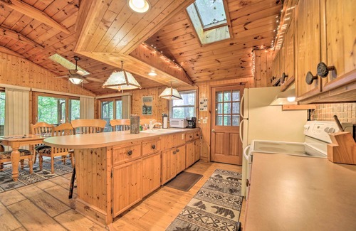 Lake Toxaway Cabin | Fire Pit & Grill: Cozy Cabin in Lake Toxaway!