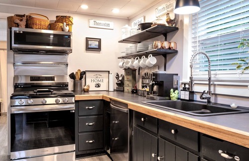 Thomaston House | Fire Pit & Grill, Movie Room, Workspace, A/C, Pets