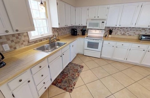 Huddleston House | Fire-pit, Kayaks, Paddleboard, Wifi, Game Room, Pet Friendly & More! Come Visit "English Retreat"!