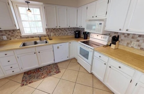 Huddleston House | Fire-pit, Kayaks, Paddleboard, Wifi, Game Room, Pet Friendly & More! Come Visit "English Retreat"!