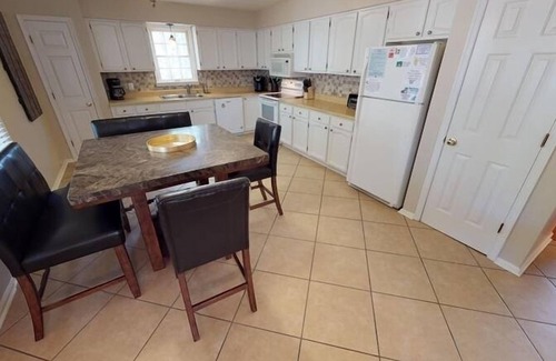 Huddleston House | Fire-pit, Kayaks, Paddleboard, Wifi, Game Room, Pet Friendly & More! Come Visit "English Retreat"!