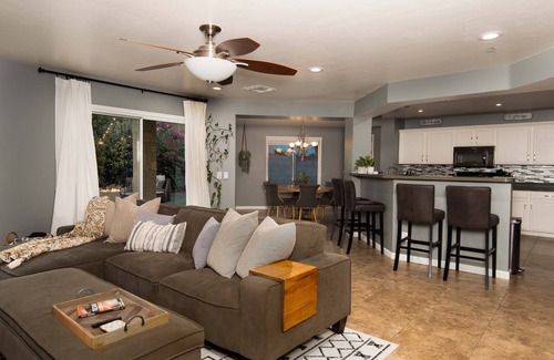 Tucson House | Fire Pit | Theater | Gym | Modern 4 Room Spacious