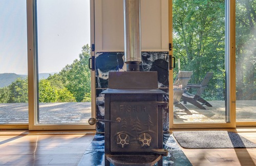 Spruce Pine Apartment | Fire Pit & Views: Pet-Friendly Spruce Pine Studio
