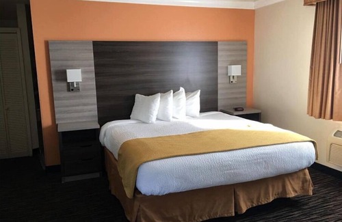 Munras Avenue Hotel | FIRE PLACE 1 KING BED ROOM @ HEART OF MONTEREY