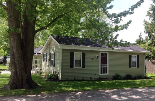 Geneva-on-the-Lake Cottage | Firefly Cottage: WALK TO THE STRIP, 3 BED 1 1/2 BATH sleeps up to 7