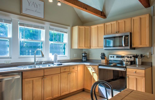 Asheville Cabin | Firefly Cottage | Pet-Friendly, Fire Pit, 8 Mins to DT AVL + Biltmore Pass