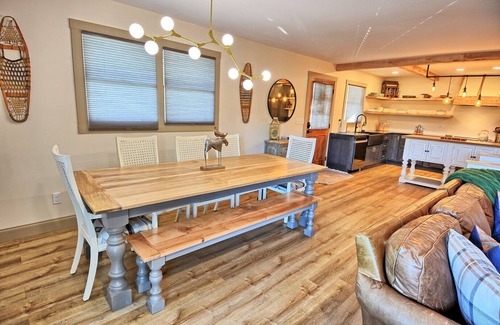 Fleetwood Ski Chalet | Firefly Farmhouse-Open for Bookings! Sleeps 10, Hot Tub/Game Room/FP/WIFI