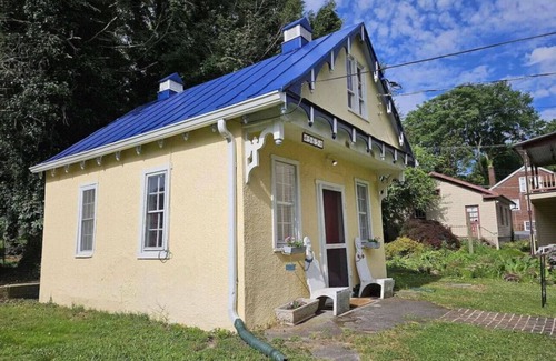 Harpers Ferry Cottage | Firehouse Cottage | Walk to all of downtown HF