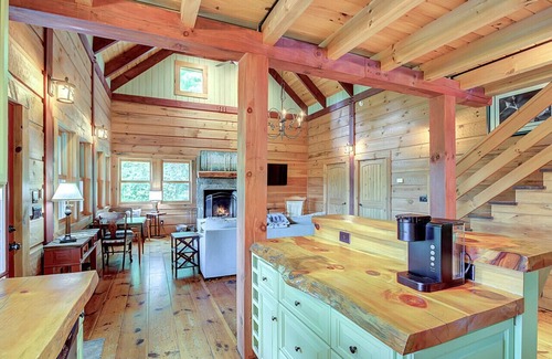 Vilas Cabin | Firepit, Log Cabin, Views, Fireplace, pet friendly