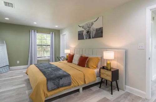 DeLand House | Firepit + Pool Table + Grill + 8mi to Blue Springs