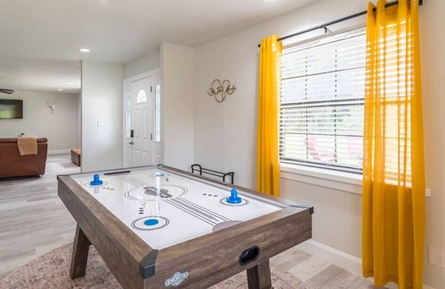 DeLand Apartment | Firepit + Pool Table + Grill + 8mi to Blue Springs