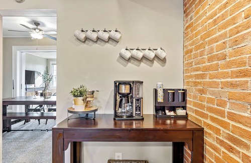 Waterloo Apartment | Firepit, Rooftop deck, Games & Bridal Suite and right next to The Coffee Girl