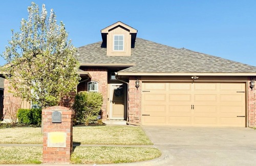 Edmond House | ♥Fireplace, backyard, washer dryer, walking trails