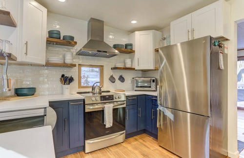 Jeffersonville Cottage | Fireplace, Hot Tub, Sauna– Adventure & Charming Towns!