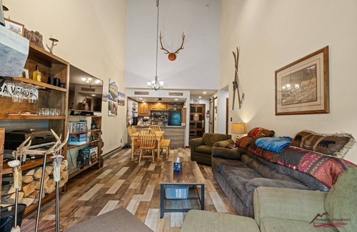 Silverton Condo | Fireplace, Hot Tubs, Pool, Free Ski Shuttle!