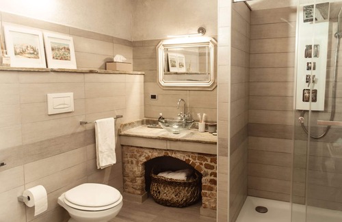 Gassino Torinese Bed & Breakfast | Fireplace Suite - country chic with heated hot tub in the garden