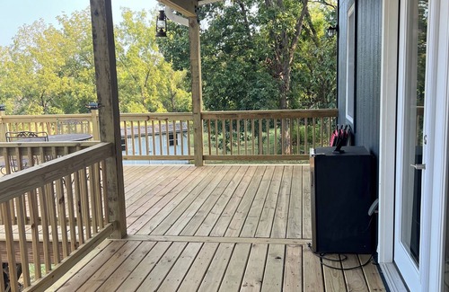 Deepwater House | Fireside Cabin – a cozy retreat at Truman Lake – relax and unwind! Pet friendly!