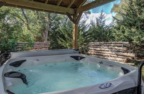 Ashland Cabin | Fireside Cabin w/Hot Tub. 2 Bedrooms w/3 Queen Beds. Spacious and Pet Friendly!