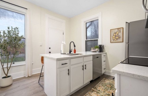 Victorian Village Apartment | First Floor Apt | Newly Remodeled | Steps from OSU