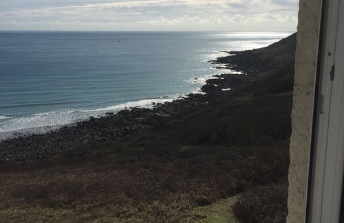 Coverack Apartment | First floor balcony flat with stunning sea views.