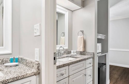 North East House | First Floor Bay View Deluxe Suite