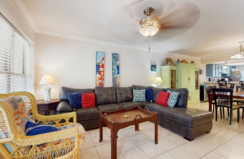 South Padre Island Condo | First-floor Condo with Shared Pool & Hot Tub - 1 Block to Beach