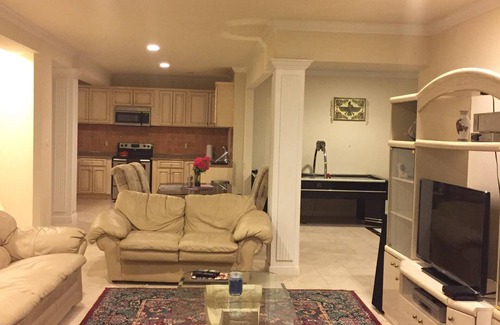 North Potomac Apartment | First Level of house, 2 Bed spacious, walkout door ,bright garden view