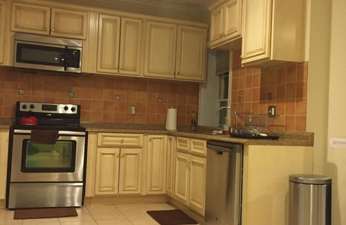 North Potomac Apartment | First Level of house, 2 Bed spacious, walkout door ,bright garden view
