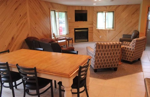 Baudette Cabin | Fisherman Base Camp on Rainy River - 5 Mins to the Lake!