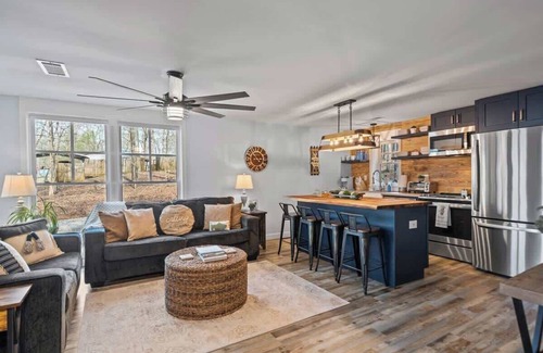 Milledgeville House | Fisherman’s dock, kayaks, canoe & paddle board!