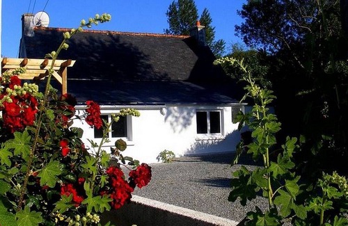 Tredrez-Locquemeau House | fisherman's house, 100m from the sea, wifi, parking, garden