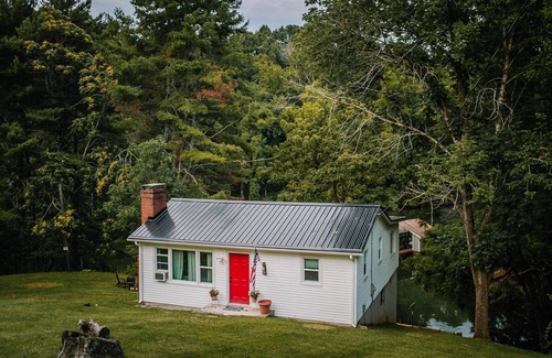 Ingles Cabin | Fisherman's Haven on Quiet Cove in Claytor Lake! 2BS5