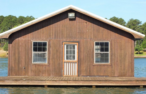 Louisville Cabin | Fisherman's Paradise on 120-acre Private Lake
